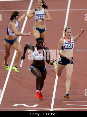 Christine Ohuruogu della Gran Bretagna affronta la quarta tappa del relè Women's 4 x 400m mentre prende il testimone da Eilidh Child allo Stadio Olimpico di Londra. Foto Stock