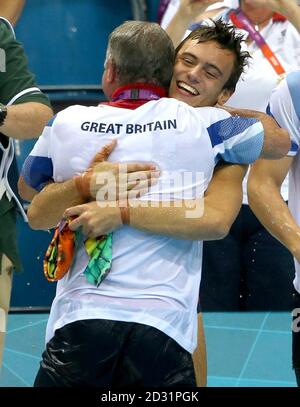 Tom Daley (a destra) della Gran Bretagna celebra la sua medaglia di bronzo nella finale di piattaforma da 10 m per uomini al centro acquatico, il giorno 15 delle Olimpiadi di Londra del 2012. Foto Stock