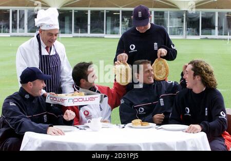 L'ex umpire internazionale Dickie Bird (seconda a sinistra) serve budini dello yorkshire ai cinque giocatori della squadra inglese dello Yorkshire (da sinistra a destra) Craig White, Michael Vaughan, Darren Gough, Matthew Hoggard (in piedi) e Ryan Sidebottom alla scuola di cricket interna di Lord. *...l'Inghilterra affronta il Pakistan nel primo Test Match al Lord's 17/05/01. Foto Stock