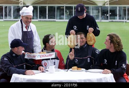 L'ex umpire internazionale Dickie Bird (seconda a sinistra) serve budini dello yorkshire ai cinque giocatori della squadra inglese dello Yorkshire (da sinistra a destra) Craig White, Michael Vaughan, Darren Gough, Matthew Hoggard (in piedi) e Ryan Sidebottom alla scuola di cricket interna di Lord. *...l'Inghilterra affronta il Pakistan nel primo Test Match al Lord's 17/05/01. Foto Stock