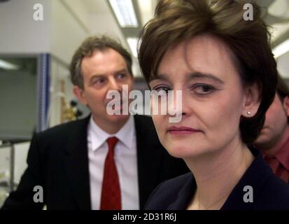 Il primo ministro Tony Blair con sua moglie Cherie all'Institute of Cancer Research nel centro di Londra, dove ha sostenuto in un discorso che una serie di iniziative per combattere il cancro riflette la determinazione di New Labor di investire nei servizi pubblici, piuttosto che indulgere in tagli fiscali ingiustificabili. Foto Stock