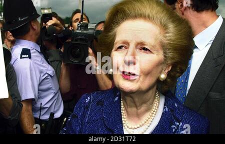 L'ex primo ministro britannico conservatore Baroness Thatcher parla ai media in attesa, dopo aver fatto shopping a Sainsbury's in Hedge End, vicino a Southampton, mentre si girava per la circoscrizione di Eastleigh mentre si è sulla pista della campagna elettorale generale. Foto Stock