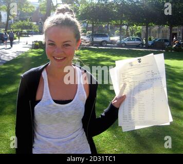 NOTA EDS - ALCUNE INFORMAZIONI SUL MODULO GCSE SONO STATE RIMOSSE DAL PA PICTURE DESK. L'attrice teen Izzy Meikle-Small, 16, che ha guadagnato nove A*s mentre giocolava i suoi studi con i ruoli della TV e del film, compreso in mai Let Me Go e le grandi aspettative della BBC, al Collegio di Brighton nel Sussex orientale questa mattina. Foto Stock