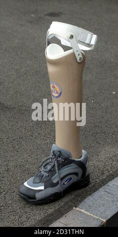 La gamba artificiale di Parth Joshi, 11, la cui gamba è stata schiacciata nel terremoto indiano all'inizio di quest'anno. Parsh ha messo sulla sua nuova gamba artificiale a Tuffley, Gloucester, mercoledì 6 giugno 2001, dopo che un ente di beneficenza locale 'Rapid UK' ha pagato per il suo volo e trattamento. * Parth volò in Gran Bretagna per essere equipaggiato con la gamba protesica dopo che il suo arto era stato mangled nel disastro, che ha causato la vita di almeno 20,000 persone nel mese di gennaio, tra cui sua madre e suo fratello. Parth stesso è stato salvato vivo dai detriti quando è stato tirato dal relitto dopo essere stato intrappolato per 84 ore. Foto Stock