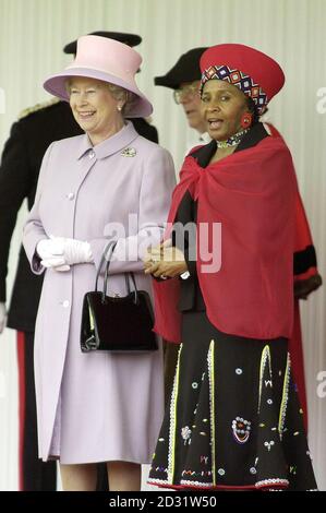 La regina Elisabetta II si trova accanto al presidente Mbeki della moglie del Sudafrica, Zanele Mbeki, a Windsor Home Park. Il Presidente è arrivato in Gran Bretagna per una visita di Stato di tre giorni. Foto Stock