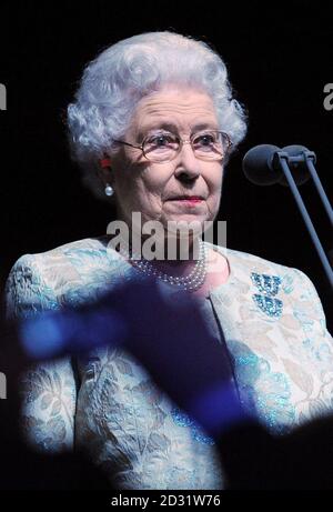 La regina Elisabetta II, indossando i tappi per le orecchie, apre ufficialmente i Giochi Paralimpici di Londra 2012 durante la cerimonia di apertura allo Stadio Olimpico di Londra. Foto Stock