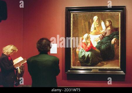 I visitatori della Galleria Nazionale potranno ammirare "Cristo nella Casa di Martha e Maria", di Johannes Vermeer, in anteprima di una nuova importante mostra di opere del pittore e di altri celebri artisti Delft del XVII secolo. * Vermeer e la Delft School aprono al pubblico mercoledì 20 giugno e si aprono fino al 16 settembre. Vedi storia PA ARTS Vermeers. Foto di Ian Nicholson/PA Foto Stock