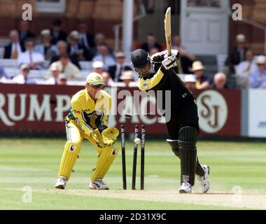 L'Azhar Mahmood del Pakistan è pulito e piegato da Shane Warne dell'Australia, con il wicketkeeper australiano Adam Gilchrist (a sinistra) che guarda sopra, durante la finale della serie triangolare internazionale di un giorno di Natwest a Lords, Londra. Foto Stock