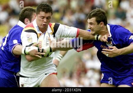 Il Bradford Bulls' Henry Paul (centro) viene affrontato dal Jamie Field di Wakefield Wildcats (a sinistra) e dalla Graham Law durante la partita della Tetley's Bitter Super League a Valley Parade, Bradford. Foto Stock