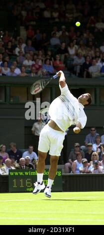 L'American Pete Sampras serve a Francisco Clavet, durante la loro prima partita a round del campionato di tennis del prato 2001 a Wimbledon, a Londra. Foto Stock