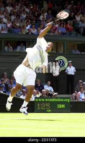 NESSUN USO COMMERCIALE : American Pete Sampras serve a Francisco Clavet, durante la loro prima partita dei Campionati di tennis al prato 2001 a Wimbledon, a Londra. Foto Stock