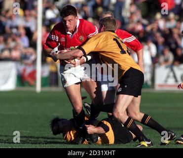 Martin Corry (a sinistra), il giocatore britannico e irlandese dei Lions, cerca di rompere un attacco da Ryan MacDougal, del Paese del NSW, durante la loro partita di rugby Union a Coffs Harbour, in Australia. Foto Stock