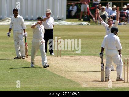 Animul Islam di MCC XI (estrema destra) è licenziato da Damien Martyn australiano (seconda a destra) con il capitano del MCC XI Jimmy Adams (all'estrema sinistra) che guarda, al Club del cricket del Castello di Arundel, West Sussex. Foto Stock