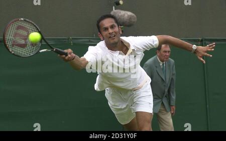 NESSUN USO COMMERCIALE : Arvind Parmar in Gran Bretagna in azione contro la Russia Yevgeny Kafelnikov durante il loro secondo round dei Campionati di tennis al prato 2001 a Wimbledon. Foto Stock