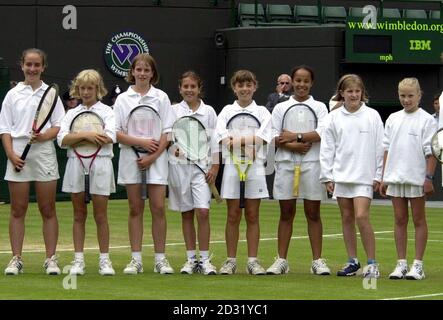 NESSUN USO COMMERCIALE: I tennisti (da sinistra a destra), Jessica Jackson, Madeline Brooks, Pamela Pretswell, Lisa Radford, Jade Curtis, Yasmin Clarke, Victoria Brook, Anastasia Nebojanko e Olga Morozova si allineano prima di una mostra di abilità di tennis sul campo numero uno. * .. Prima di giocare al Lawn Tennis Championships a Wimbledon, Londra. Foto Stock