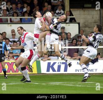 Richard Horne (seconda a destra) dello Hull FC si scontra a mezz'aria con Paul Wellens di St Helens, durante la partita della Tetley's Bitter Super League al Boulevard Ground, Hull. Foto Stock