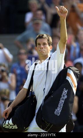 NESSUN USO COMMERCIALE: Tim Henman della Gran Bretagna celebra la sua vittoria su Todd Martin dell'America durante i Campionati di tennis del prato 2001 a Wimbledon, Londra. Henman sconfisse Martin 6/7 7/6 4/6 6/3 6/2. Foto Stock