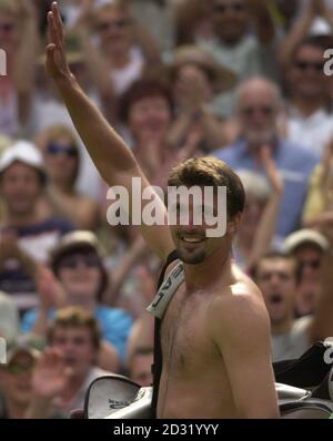 NESSUN USO COMMERCIALE: Il croato Goran Ivanisevic celebra il battimento di Marat Safin di Russia durante la loro partita finale del quarto dei Campionati di tennis al prato 2001 a Wimbledon a Londra. Foto Stock