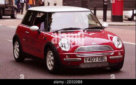 Il nuovo Mini è andato in vendita con i suoi costruttori tedeschi BMW in preghiera che la grande icona automobilistica degli anni '60 si rivelerà un successo uguale per il 21 ° secolo. Il modello Mini-Cooper dall'aspetto più sportivo di Park Lane, Londra, è disponibile dal 7/7/01. * e hanno motori da 1.6 litri, e vanno in vendita ad un costo di 11,600. 06/01/03 Una nuova versione di un'icona britannica è stata nominata North American Car of the Year all'International Auto Show di Detroit. Il Mini Cooper, costruito a Oxford, ha preso i migliori onori su una delle tappe più prestigiose dell'industria automobilistica, battendo due offerte Nissan - la 350Z e. Foto Stock