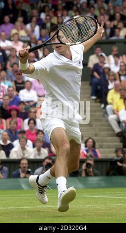 No Commercial Use: Tim Henman in Gran Bretagna in azione contro Goran Ivanisevic della Croazia durante il secondo giorno della loro partita Mens semi Final ai Campionati di tennis del prato 2001 a Wimbledon, Londra. Foto Stock