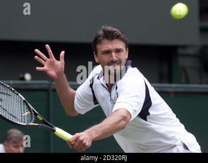 NESSUN USO COMMERCIALE: Goran Ivanisevic della Croazia in azione contro il Pat Rafter dell'Australia durante la finale di Mens dei Campionati di tennis al prato 2001 a Wimbledon, Londra, lunedì 9 luglio 2001. Foto Stock