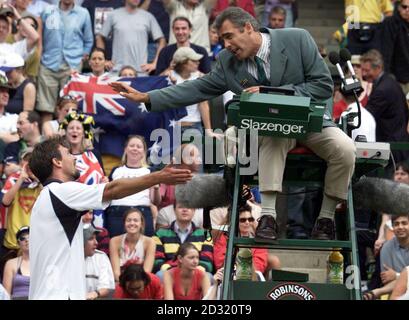 NESSUN USO COMMERCIALE: Goran Ivanisevic della Croazia si oppone all'umpire portoghese Jorge Dias durante la sua partita contro il Pat Rafter australiano durante la finale maschile dei Campionati di tennis al prato 2001 a Wimbledon a Londra. Foto Stock