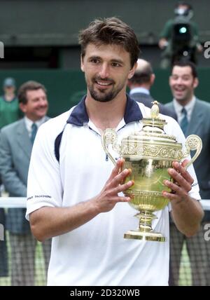 NESSUN USO COMMERCIALE: Goran Ivanisevic della Croazia festeggia con il trofeo dopo aver battuto il Pat Rafter australiano durante la finale maschile dei Campionati di tennis al prato 2001 a Wimbledon a Londra. Ivanisevic ha vinto 6-3, 3-6, 6-3, 2-6, 9-7 . Foto Stock