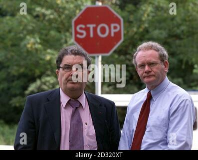 John Hume (L) dell'SDLP e Martin McGuiness di Sinn Fein parlano con i media mentre la seconda giornata di intensi colloqui volti a salvare il processo di pace dell'Irlanda del Nord continua a Weston Hall, 20 miglia a nord-ovest di Birmingham . * il primo ministro britannico Tony Blair e il Taoiseach irlandese Bertie Ahern sono intesi per essere pronti a mantenere le parti che parlano nelle prime ore del mercoledì mattina per raggiungere una qualche gentile risoluzione prima del culmine della stagione di marcia dell'Ulster il 12 luglio. Il signor Ahern è stato assente per le discussioni di questa mattina, in quanto partecipa a un'audizione a Dublino. È atteso di nuovo a. Foto Stock