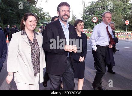 John Hume (L) dell'SDLP e Martin McGuiness di Sinn Fein parlano con i media mentre la seconda giornata di intensi colloqui volti a salvare il processo di pace dell'Irlanda del Nord continua a Weston Hall, 20 miglia a nord-ovest di Birmingham . * il primo ministro britannico Tony Blair e il Taoiseach irlandese Bertie Ahern sono intesi per essere pronti a mantenere le parti che parlano nelle prime ore del mercoledì mattina per raggiungere una qualche gentile risoluzione prima del culmine della stagione di marcia dell'Ulster il 12 luglio. Il signor Ahern è stato assente per le discussioni di questa mattina, in quanto partecipa a un'audizione a Dublino. È atteso indietro Foto Stock