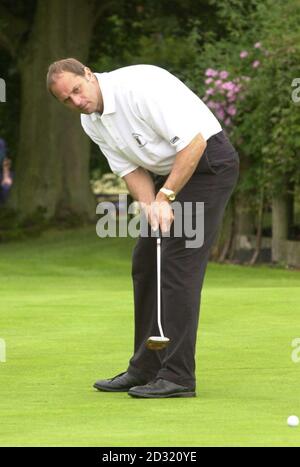 Sir Steve Redgrave, medaglia d'oro alle Olimpiadi britanniche al Hayleyford Golf Club di Marlow, per una giornata di golf celebrità per raccogliere soldi per LE SCINTILLE (Sport Aiding Medical Research for Kids). 30/07/02 : Dougray Scott e l'eroe olimpico Sir Steve Redgrave si unirono oggi per giocare a golf per beneficenza. Le celebrità speravano di giocare a golf a 72 buche in quattro campi in meno di 17 ore in un torneo per raccogliere soldi per un certo numero di enti di beneficenza del Regno Unito. Foto Stock