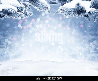 Sfondo natalizio decorativo invernale con luci bokeh, fiocchi di neve e tavolo vuoto in legno antico. Natale e felice anno nuovo sfondo blu con sno Foto Stock