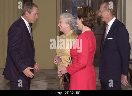 Il presidente americano Bush (a sinistra) parla con la regina britannica Elisabetta II e il duca di Edinbugh quando arriva con sua moglie Laura a Buckingham Palace, giovedì 19 luglio 2001, per pranzo. Il presidente degli Stati Uniti è in visita per la prima volta nel Regno Unito, prima di recarsi al Vertice G8 di Genova. Vedere PA storia POLITICA Bush. PA foto: Stefan Rousseau. WPA Rota/PA Foto Stock