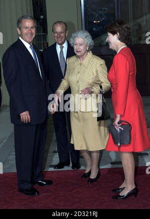Il presidente americano Bush (a sinistra) viene accolto dalla regina Elisabetta II e dal duca di Edinbuh quando esce dalla pioggia con sua moglie Laura a Buckingham Palace per pranzo. * il presidente degli Stati Uniti è in visita per la prima volta nel Regno Unito, prima di recarsi al Vertice G8 di Genova. Foto Stock