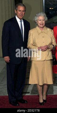 Il Presidente dell'America Bush con la Regina Elisabetta II (R) della Gran Bretagna a Buckingham Palace, per pranzo. Il presidente degli Stati Uniti è in visita per la prima volta nel Regno Unito, prima di recarsi al Vertice G8 di Genova. Foto Stock