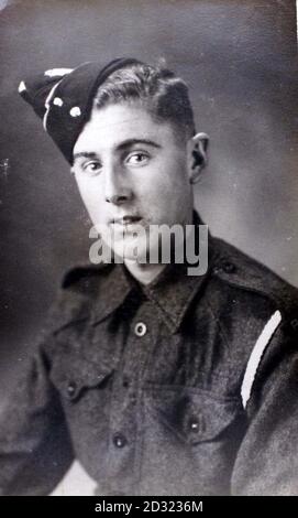 Raccogliere foto di Fred Smith preso quando aveva 18 febbraio 1944. Il sig. Smith, di Cambridge, ha partecipato ad una giornata di stampa al Duxford War Museum . Il sig. Smith ha visto il veicolo anfibio DWUK che è stato introdotto per la prima volta nel 1943. * ... quando faceva parte del nucleo anfibio, e ha anche guidato un DUKW, su Sword Beach in D-Day. I veicoli militari saranno esposti domenica 5 agosto 2001. Foto Stock