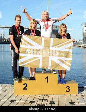 Sir Richard Branson (al centro) con suo figlio Sam, Isabella Calthorpe (2° a sinistra) e sua figlia Holly al Virgin Active London Triathlon presso l'Excel Conference Center di Londra. Foto Stock