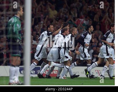 Manchester United festeggia l'obiettivo di Ruud Van Nistelrooy contro Liverpool durante la finale di One2One fa Charity Shield al Millennium Stadium di Cardiff. Cslmu Foto Stock