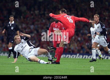 Dietmar Hammann di Liverpool tenta un tiro al traguardo con Paul Scholes di Manchester United (a sinistra) cercando di intercettare durante la finale di One2One fa Charity Shield al Millennium Stadium di Cardiff. Cslmu Foto Stock