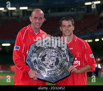 Gary McAllister di Liverpool e Michael Owen detengono il Charity Shield dopo aver battuto Manchester United nella finale di One2One fa Charity Shield al Millennium Stadium di Cardif. Foto Stock