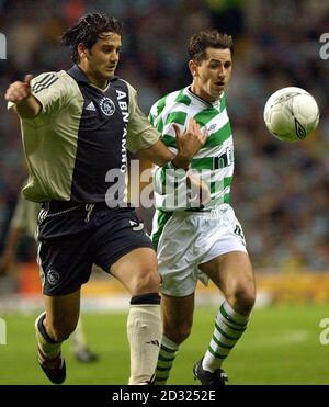 Celtic's Jackie McNamara (a destra) tiene fuori Christian Chivu di Ajax durante la UEFA Champions League, terzo turno di qualificazione, seconda partita a Celtic Park, Glasgow, Scozia. Celtic si è qualificato per le fasi del gruppo Champions League con un punteggio complessivo di 3-2 contro Ajax. Foto Stock