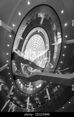 Guardando verso l'alto dalla lobby della Biblioteca Centrale di Liverpool l'atrio e il lucernario Foto Stock