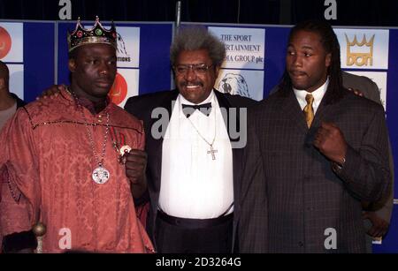 Hasim Rahman (a sinistra), campione mondiale di pugilato dei pesi massimi, si alza con il promotore Don King prima della conferenza stampa per promuovere il prossimo rematch con l'ex campione Lennox Lewis (a destra) a Las Vegas il 17 novembre 2001. * 14/11/01: Lewis ha detto che è pronto a seppellire l'hatchet e a squadra con la sua lunga nemesi supponendo di vincere un rematch sabato sera con Hasim Rahman che ammette è cruciale per il proseguimento della sua carriera. Foto Stock