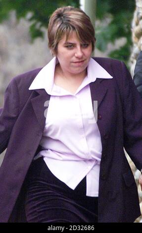 Tracey Wright lascia Norwich Crown Court. Tracey Wright, la matrigna di Lauren Wright, e suo padre Craig Wright, entrambi di Welney, negano intenzionalmente la negligenza e la macellazione di Lauren, morto nel maggio dello scorso anno. * 28/09/2001: Tracey e Craig, 38, entrambi di Welney a Norfolk negano intenzionalmente la negligenza e la macellazione. La giuria si aspettava di ritirarsi per prendere in considerazione i suoi verdetti. * 04/09/2001 di Tracey Wright, madre di Lauren Wright, lasciando Norwich Crown Court. Tracey Wright, 31 anni, è stato oggi trovato colpevole della macellazione della sua figliastra di sei anni Lauren Wright da una giuria a Norwich Crown Foto Stock