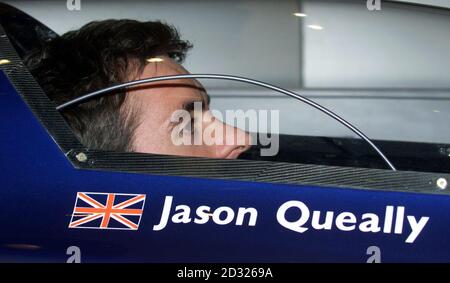 Jason Queally, medaglia d'oro alle Olimpiadi, si trova all'interno del telaio del Blueyonder Challenger, presentato al BAFTA di Piccadilly, Londra. Foto Stock