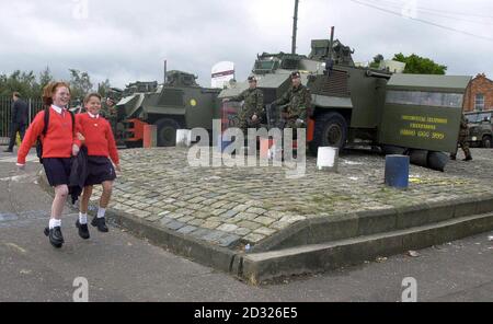 Dopo una settimana tesa per gli alunni della Scuola primaria della Santa Croce, Belfast, le ragazze cattoliche sono state in grado di sorridere mentre si sono allontanate dalla protestante Ardoyne Road e dal cordone di sicurezza dell'Esercito per godersi un fine settimana lontano dalle scene dolorose. * ... testimoniato ogni giorno alla scuola. Foto Stock