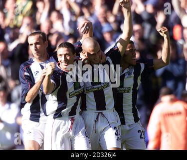 West Bromwich Albion's Neil Clement (2° a destra) celebra il suo obiettivo con (da sinistra a destra) Tony Butler, Derek McIness & Adam Chambers (all'estrema destra) durante il gioco di Nationwide Division One tra West Bromwich Albion e Manchester City a Hawthornes, West Bromwich. QUESTA IMMAGINE PUÒ ESSERE UTILIZZATA SOLO NEL CONTESTO DI UNA FUNZIONE EDITORIALE. NESSUN UTILIZZO NON UFFICIALE DEL SITO WEB DEL CLUB Foto Stock