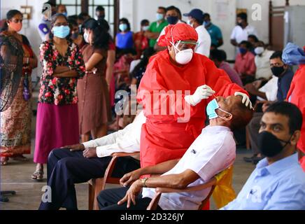 Colombo, Sri Lanka. 7 Ott 2020. Un operatore medico che indossa attrezzature protettive preleva un campione di tampone nasale da un uomo per un test COVID-19 al Colombo Municipal Council, a Colombo, Sri Lanka, 7 ottobre 2020. Credit: Ajith Perera/Xinhua/Alamy Live News Foto Stock