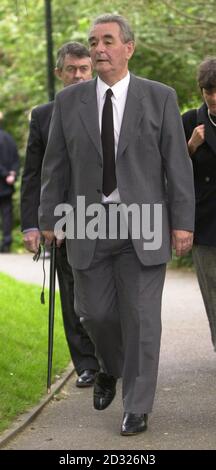 L'ex calciatore Brian Clough arriva al servizio commemorativo della leggenda del calcio Brian Moore alla chiesa di St. Giles a Farnborough, Kent. Foto Stock