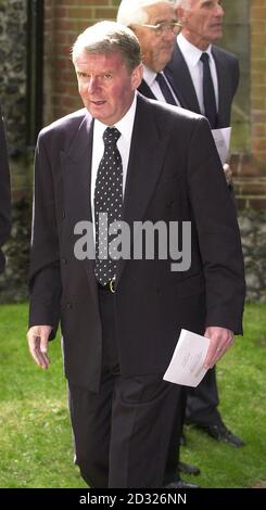 Il pundit di calcio John Motson lascia il servizio commemorativo della leggenda del calcio Brian Moore alla St. Giles' Church di Farnborough, Kent. Foto Stock