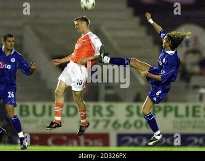 Il Robbie Savage di Leicester City (a destra) sfida il Brett Ormerod di Blackpool durante la seconda partita di Worthington Cup tra Blackpool e Leicester City a Bloomfield Rd Ground, Blackpool. QUESTA IMMAGINE PUÒ ESSERE UTILIZZATA SOLO NEL CONTESTO DI UNA FUNZIONE EDITORIALE. NESSUN UTILIZZO DI SITI WEB/INTERNET A MENO CHE IL SITO NON SIA REGISTRATO PRESSO LA FOOTBALL ASSOCIATION PREMIER LEAGUE. Foto Stock